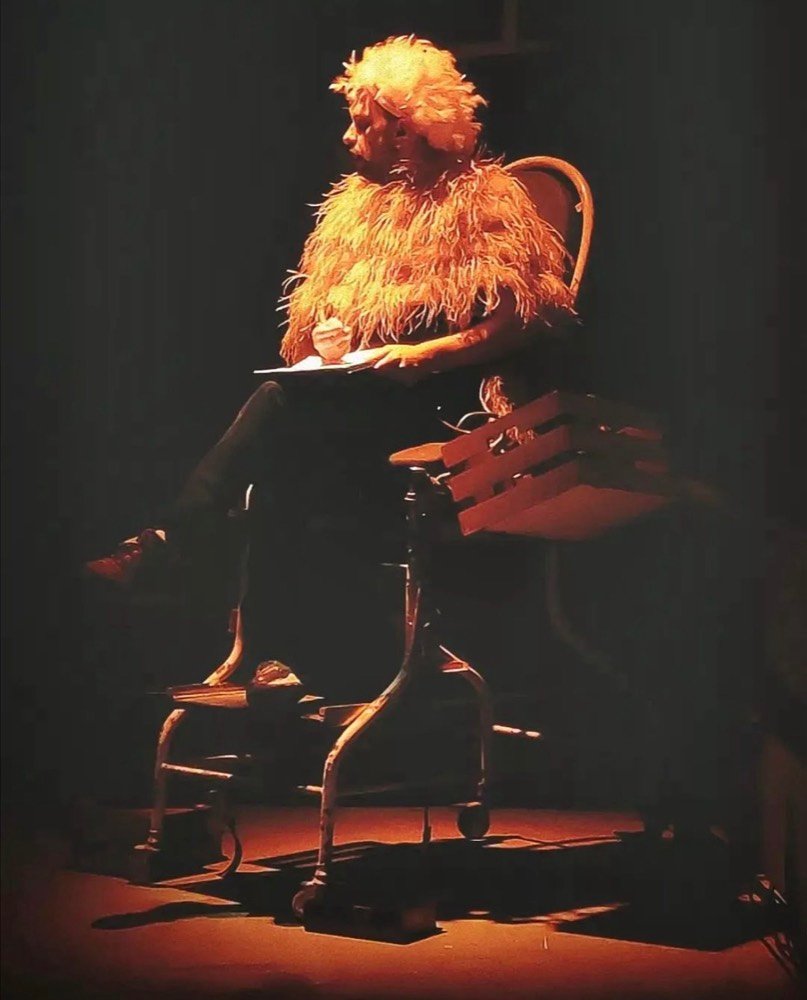 Escena teatral iluminada