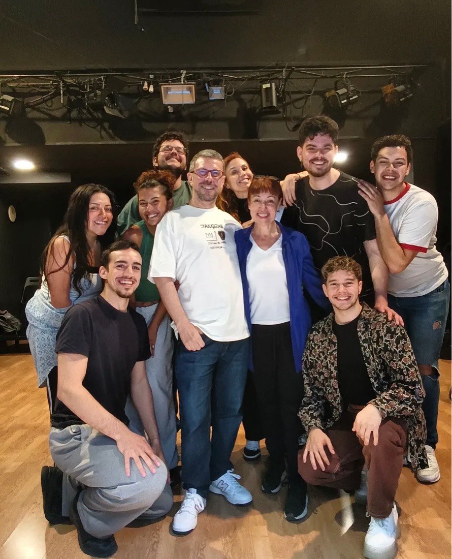 Mestre con un grupo de alumnos